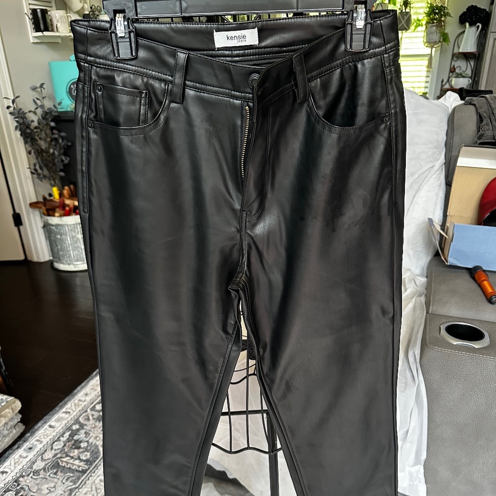 Women's Black faux leather bootcut high-waisted pants - Size 6